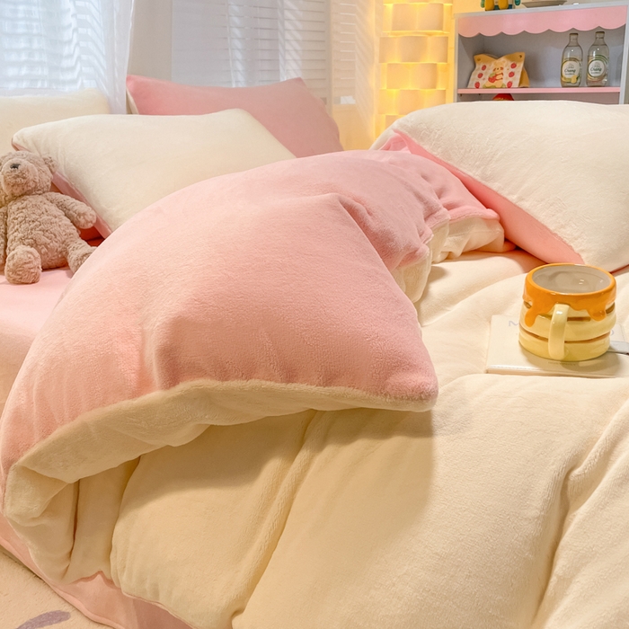 91家纺网 家纺一手货源 找家纺 仔仔熊 2025新款牛奶绒纯色双拼四件套 黄色+粉色