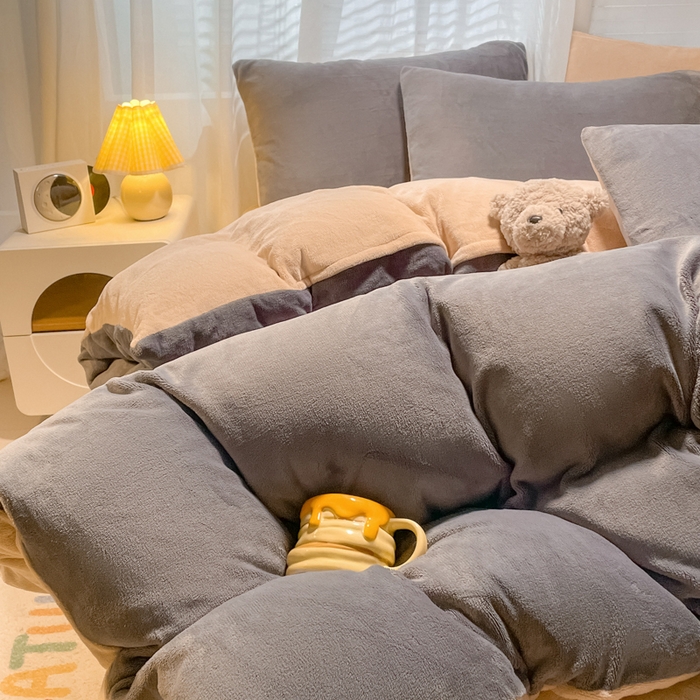 91家纺网 家纺一手货源 找家纺 仔仔熊 2025新款牛奶绒纯色双拼四件套 灰色+橙色