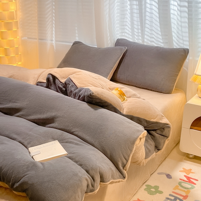 91家纺网 家纺一手货源 找家纺 仔仔熊 2025新款牛奶绒纯色双拼四件套 灰色+橙色