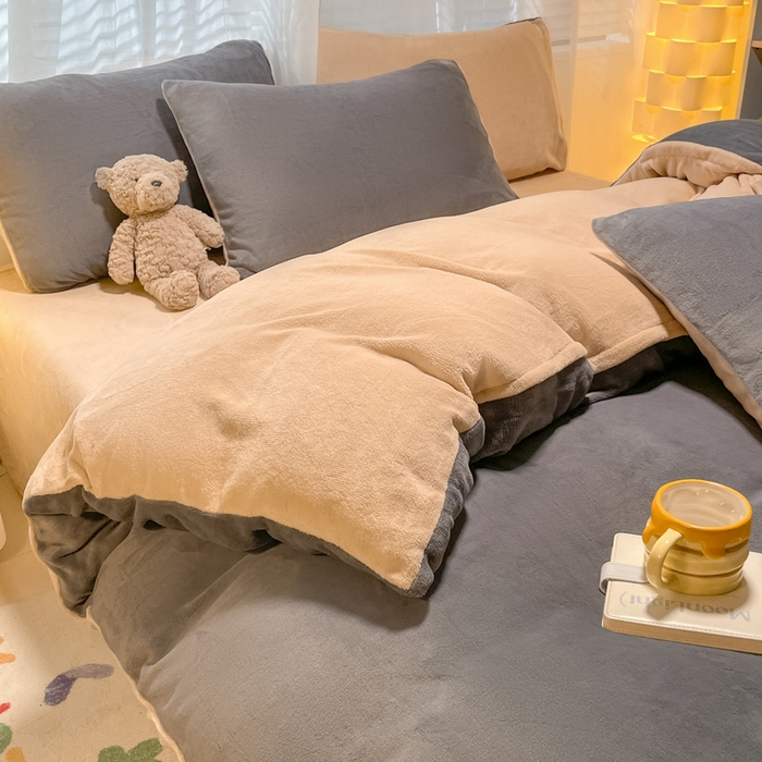 91家纺网 家纺一手货源 找家纺 仔仔熊 2025新款牛奶绒纯色双拼四件套 灰色+橙色