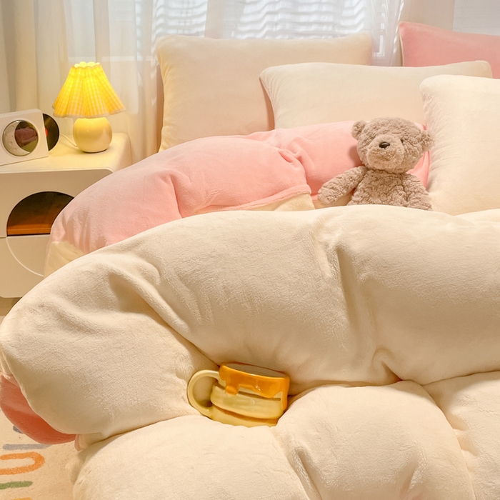 91家纺网 家纺一手货源 找家纺 仔仔熊 2025新款牛奶绒纯色双拼四件套 黄色+粉色