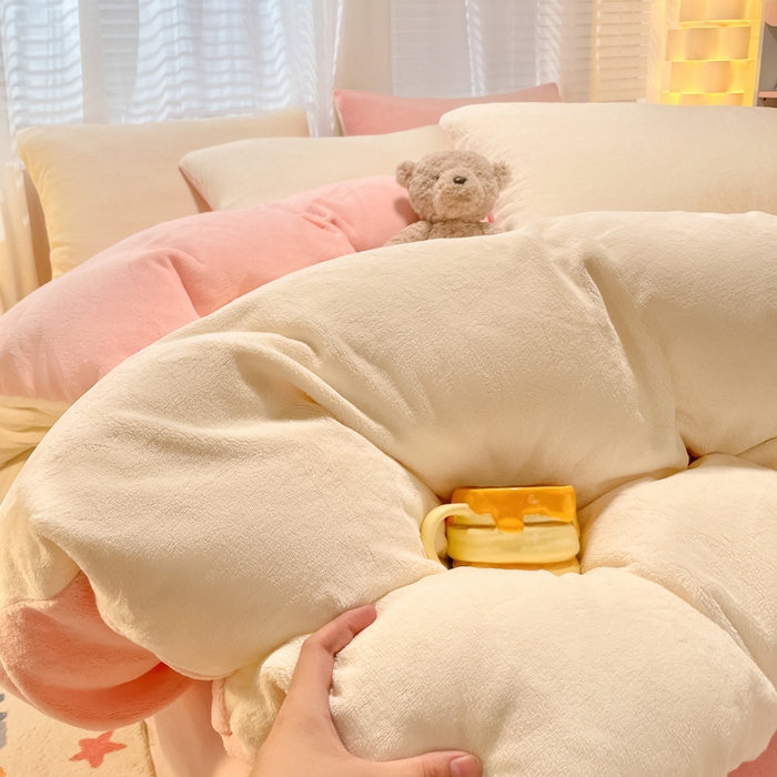 91家纺网 家纺一手货源 找家纺 仔仔熊 2025新款牛奶绒纯色双拼四件套 黄色+粉色