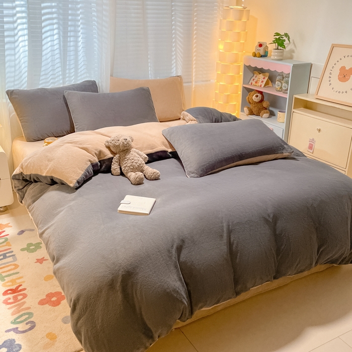 91家纺网 家纺一手货源 找家纺 仔仔熊 2025新款牛奶绒纯色双拼四件套 灰色+橙色