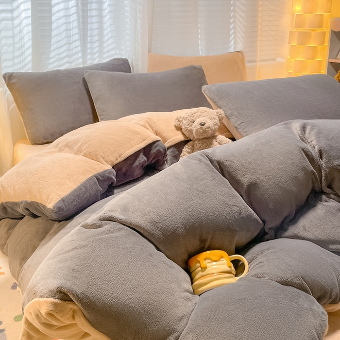 91家纺网 家纺一手货源 找家纺 仔仔熊 2025新款牛奶绒纯色双拼四件套 灰色+橙色