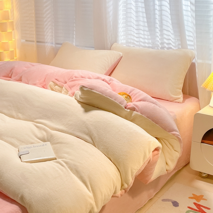 91家纺网 家纺一手货源 找家纺 仔仔熊 2025新款牛奶绒纯色双拼四件套 黄色+粉色