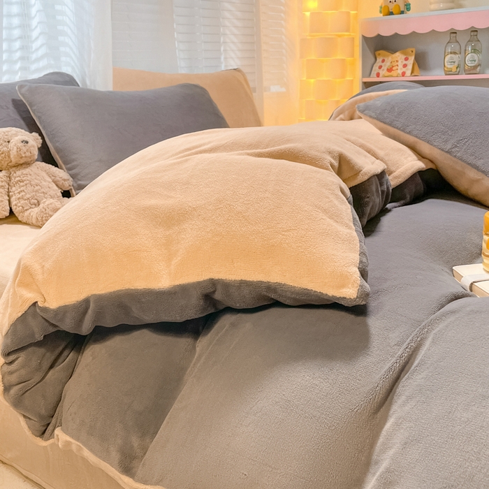 91家纺网 家纺一手货源 找家纺 仔仔熊 2025新款牛奶绒纯色双拼四件套 灰色+橙色