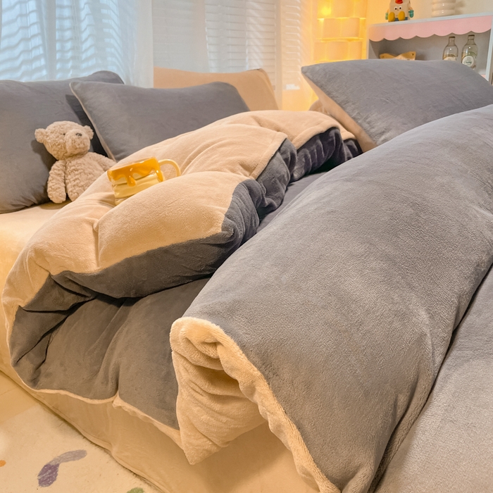 91家纺网 家纺一手货源 找家纺 仔仔熊 2025新款牛奶绒纯色双拼四件套 灰色+橙色