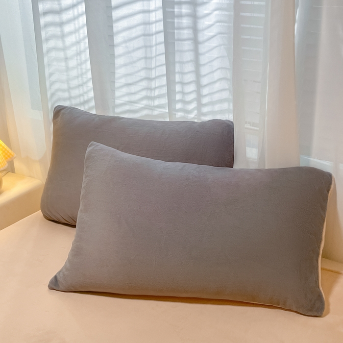 91家纺网 家纺一手货源 找家纺 仔仔熊 2025新款牛奶绒纯色双拼四件套 灰色+橙色