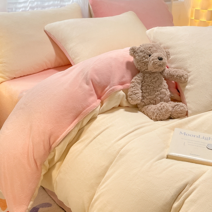 91家纺网 家纺一手货源 找家纺 仔仔熊 2025新款牛奶绒纯色双拼四件套 黄色+粉色