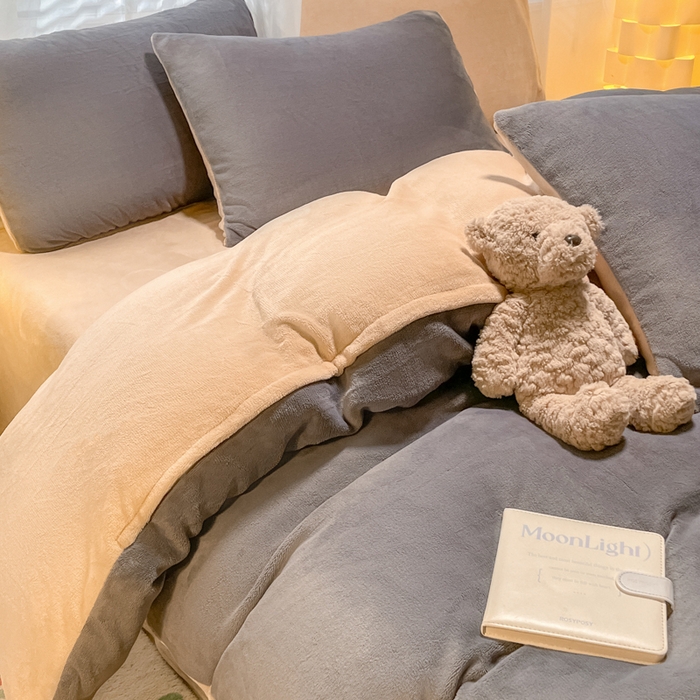 91家纺网 家纺一手货源 找家纺 仔仔熊 2025新款牛奶绒纯色双拼四件套 灰色+橙色