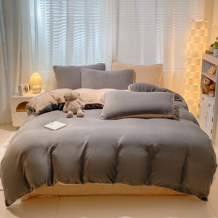 91家纺网 家纺一手货源 找家纺 仔仔熊 2025新款牛奶绒纯色双拼四件套 灰色+橙色