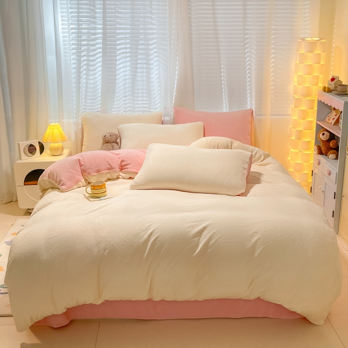 91家纺网 家纺一手货源 找家纺 仔仔熊 2025新款牛奶绒纯色双拼四件套 黄色+粉色