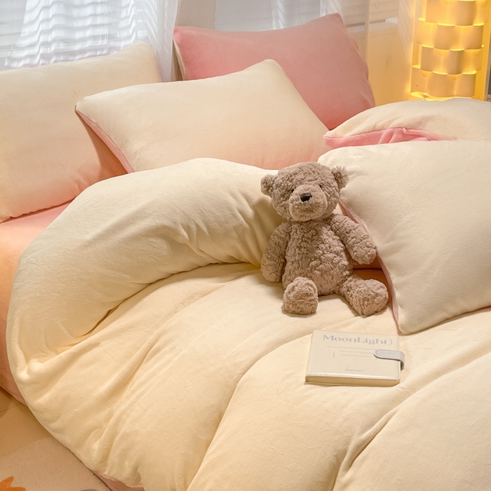 91家纺网 家纺一手货源 找家纺 仔仔熊 2025新款牛奶绒纯色双拼四件套 黄色+粉色