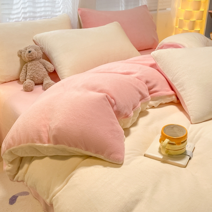 91家纺网 家纺一手货源 找家纺 仔仔熊 2025新款牛奶绒纯色双拼四件套 黄色+粉色