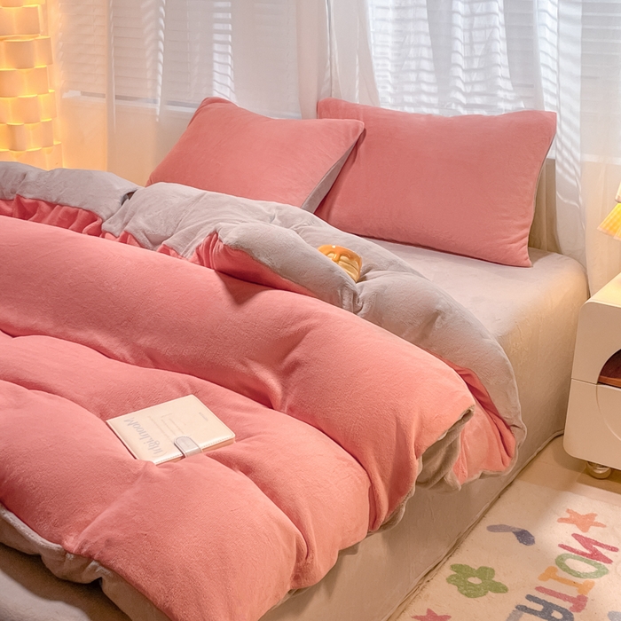 91家纺网 家纺一手货源 找家纺 仔仔熊 2025新款牛奶绒纯色双拼四件套 粉色+灰色