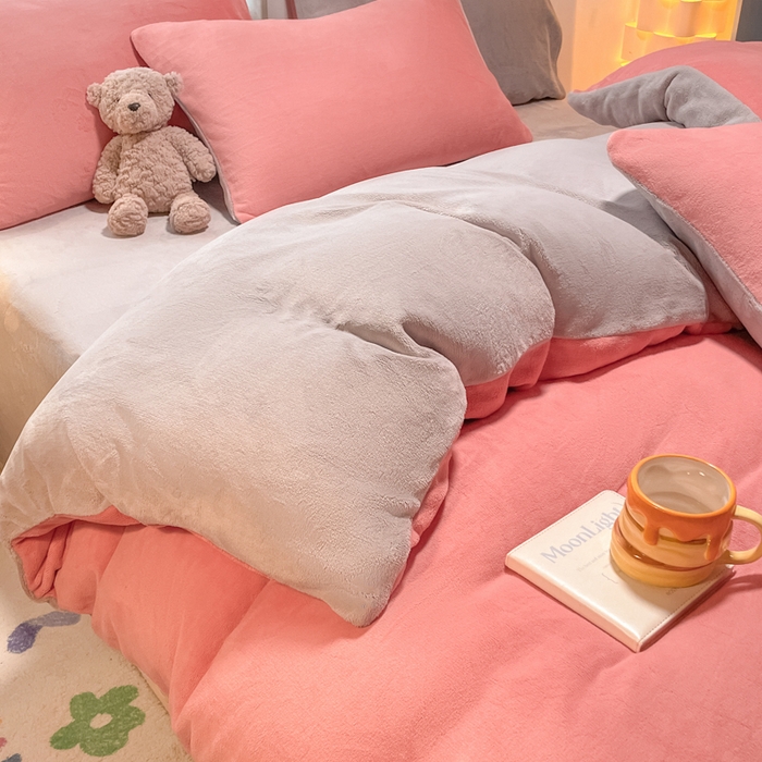 91家纺网 家纺一手货源 找家纺 仔仔熊 2025新款牛奶绒纯色双拼四件套 粉色+灰色