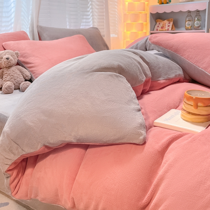 91家纺网 家纺一手货源 找家纺 仔仔熊 2025新款牛奶绒纯色双拼四件套 粉色+灰色