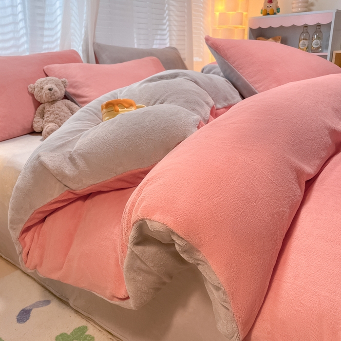 91家纺网 家纺一手货源 找家纺 仔仔熊 2025新款牛奶绒纯色双拼四件套 粉色+灰色