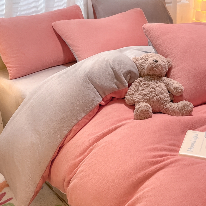 91家纺网 家纺一手货源 找家纺 仔仔熊 2025新款牛奶绒纯色双拼四件套 粉色+灰色