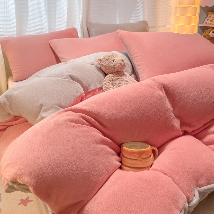 91家纺网 家纺一手货源 找家纺 仔仔熊 2025新款牛奶绒纯色双拼四件套 粉色+灰色