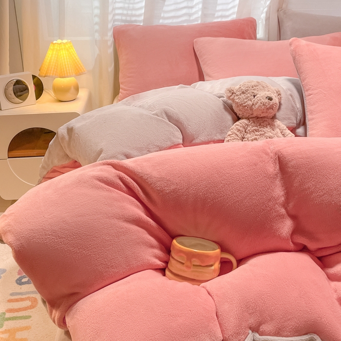91家纺网 家纺一手货源 找家纺 仔仔熊 2025新款牛奶绒纯色双拼四件套 粉色+灰色