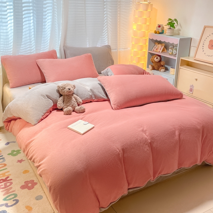 91家纺网 家纺一手货源 找家纺 仔仔熊 2025新款牛奶绒纯色双拼四件套 粉色+灰色