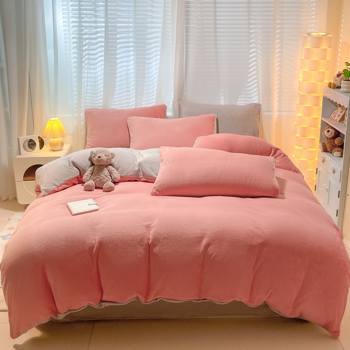 91家纺网 家纺一手货源 找家纺 仔仔熊 2025新款牛奶绒纯色双拼四件套 粉色+灰色