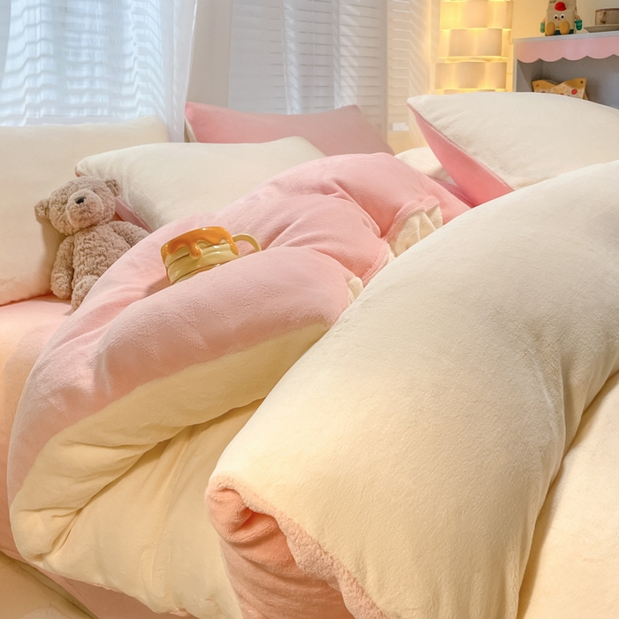91家纺网 家纺一手货源 找家纺 仔仔熊 2025新款牛奶绒纯色双拼四件套 黄色+粉色