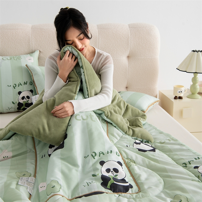 91家纺网 家纺一手货源 找家纺 照世家纺 2025新款A类棉加绒抗菌抱枕被系列 （控价：不能低于以下：小79，中号99，大120，加大140，超大160；低于零售价的链接，一经发现直接投诉下架，感谢大家的支持）嘟嘟小熊