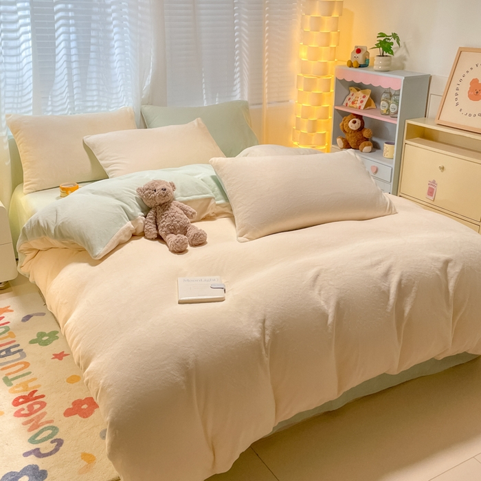 91家纺网 家纺一手货源 找家纺 仔仔熊 2025新款牛奶绒纯色双拼四件套 黄色+绿色