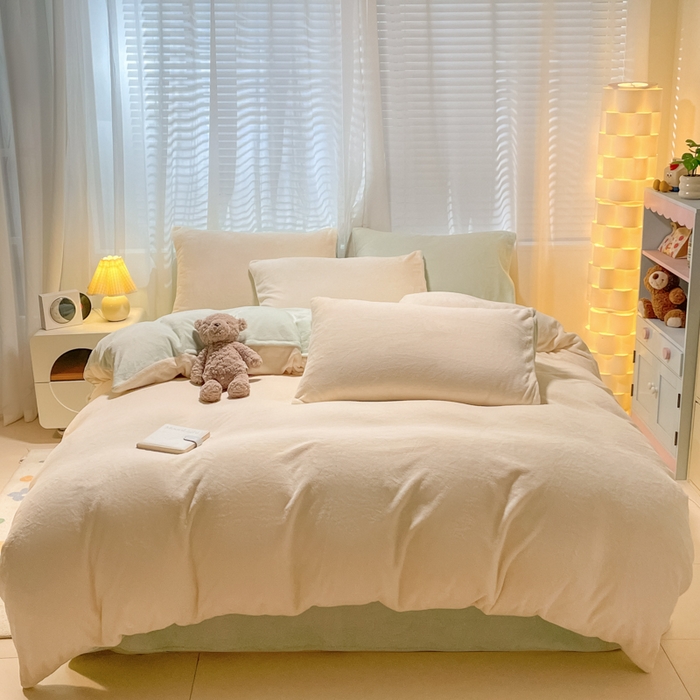 91家纺网 家纺一手货源 找家纺 仔仔熊 2025新款牛奶绒纯色双拼四件套 黄色+绿色