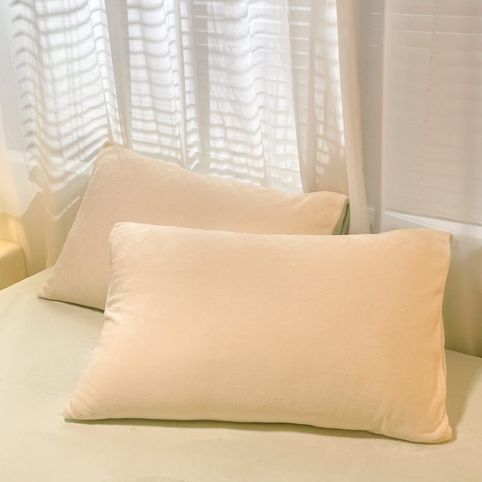 91家纺网 家纺一手货源 找家纺 仔仔熊 2025新款牛奶绒纯色双拼四件套 黄色+绿色