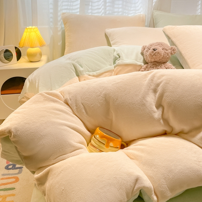 91家纺网 家纺一手货源 找家纺 仔仔熊 2025新款牛奶绒纯色双拼四件套 黄色+绿色