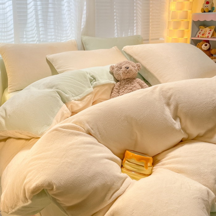 91家纺网 家纺一手货源 找家纺 仔仔熊 2025新款牛奶绒纯色双拼四件套 黄色+绿色