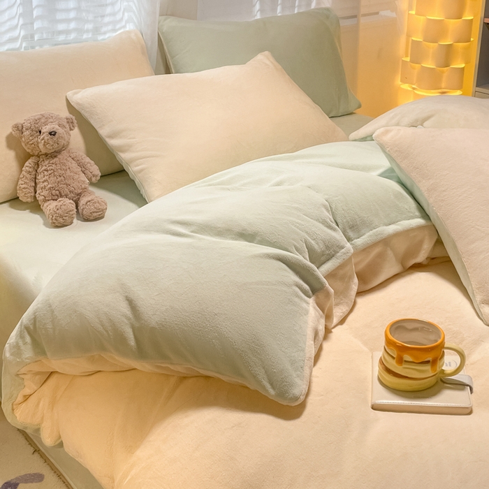 91家纺网 家纺一手货源 找家纺 仔仔熊 2025新款牛奶绒纯色双拼四件套 黄色+绿色