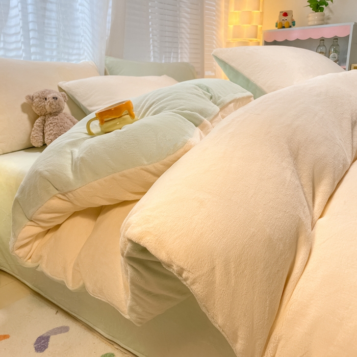 91家纺网 家纺一手货源 找家纺 仔仔熊 2025新款牛奶绒纯色双拼四件套 黄色+绿色