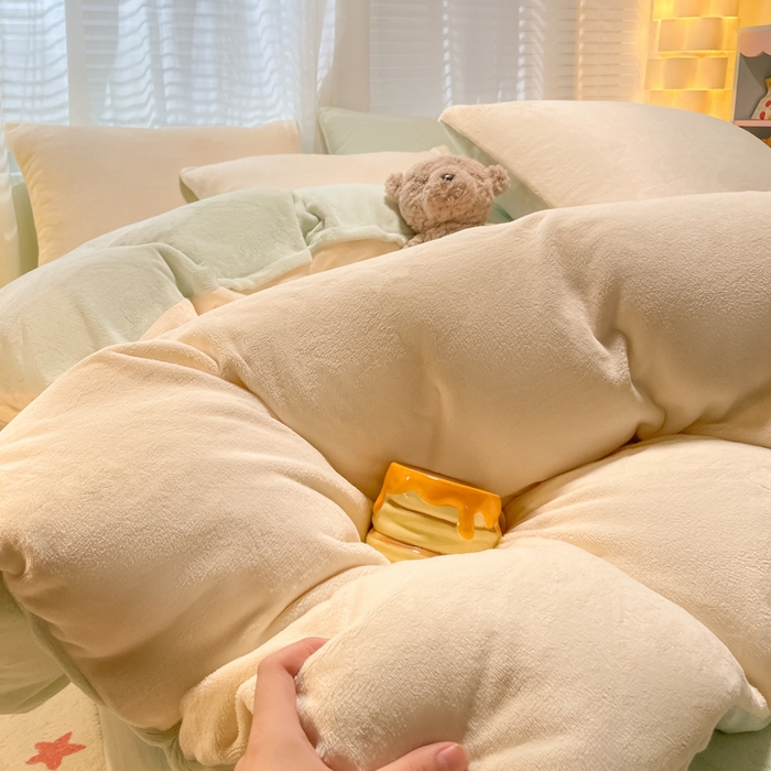 91家纺网 家纺一手货源 找家纺 仔仔熊 2025新款牛奶绒纯色双拼四件套 黄色+绿色