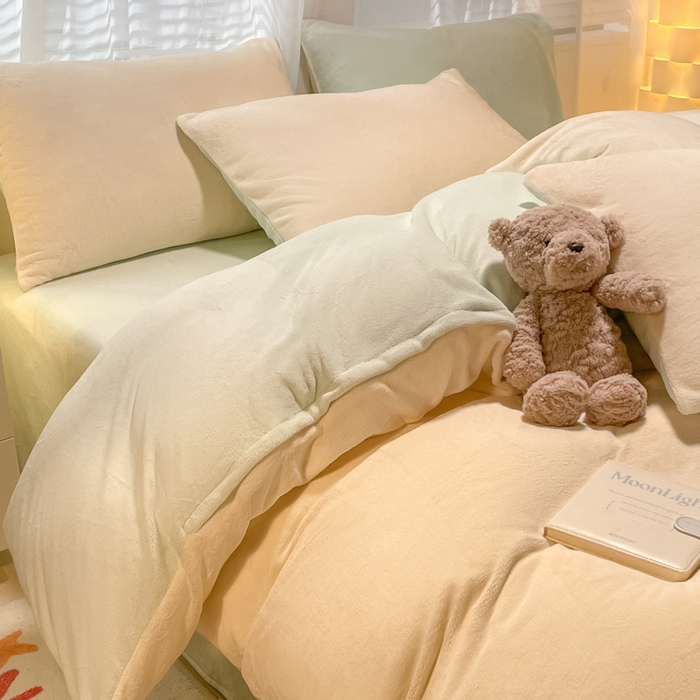 91家纺网 家纺一手货源 找家纺 仔仔熊 2025新款牛奶绒纯色双拼四件套 黄色+绿色