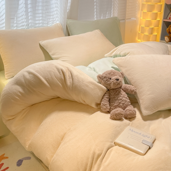 91家纺网 家纺一手货源 找家纺 仔仔熊 2025新款牛奶绒纯色双拼四件套 黄色+绿色