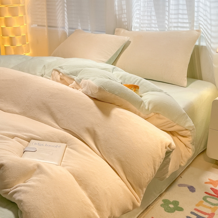 91家纺网 家纺一手货源 找家纺 仔仔熊 2025新款牛奶绒纯色双拼四件套 黄色+绿色