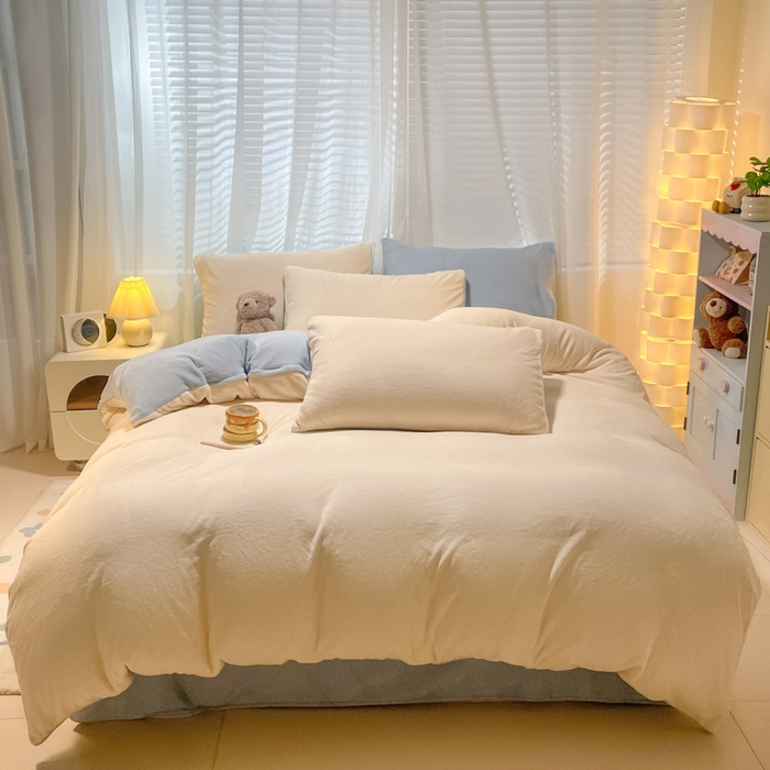 91家纺网 家纺一手货源 找家纺 仔仔熊 2025新款牛奶绒纯色双拼四件套 黄色+蓝色