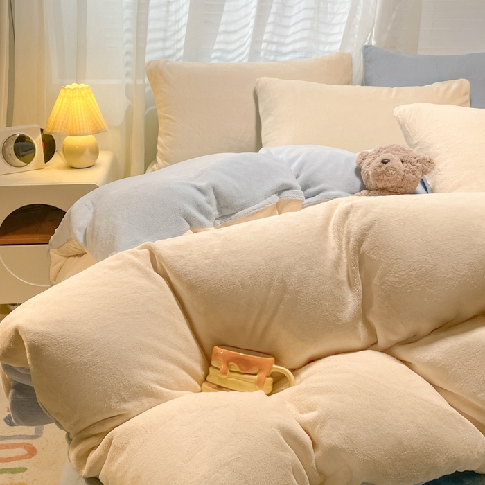 91家纺网 家纺一手货源 找家纺 仔仔熊 2025新款牛奶绒纯色双拼四件套 黄色+蓝色