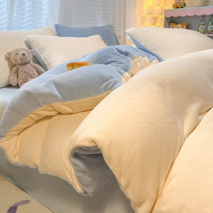 91家纺网 家纺一手货源 找家纺 仔仔熊 2025新款牛奶绒纯色双拼四件套 黄色+蓝色