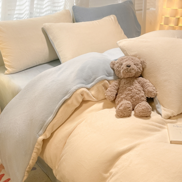 91家纺网 家纺一手货源 找家纺 仔仔熊 2025新款牛奶绒纯色双拼四件套 黄色+蓝色