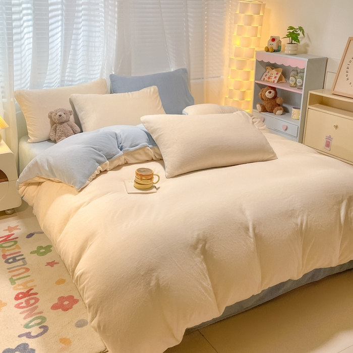 91家纺网 家纺一手货源 找家纺 仔仔熊 2025新款牛奶绒纯色双拼四件套 黄色+蓝色