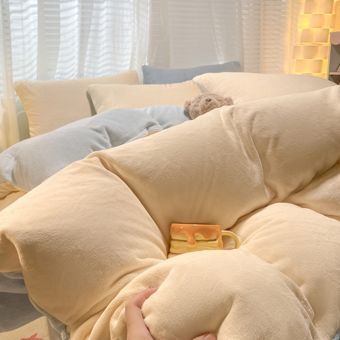 91家纺网 家纺一手货源 找家纺 仔仔熊 2025新款牛奶绒纯色双拼四件套 黄色+蓝色