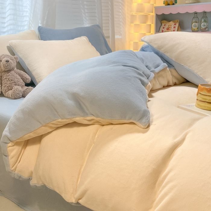 91家纺网 家纺一手货源 找家纺 仔仔熊 2025新款牛奶绒纯色双拼四件套 黄色+蓝色