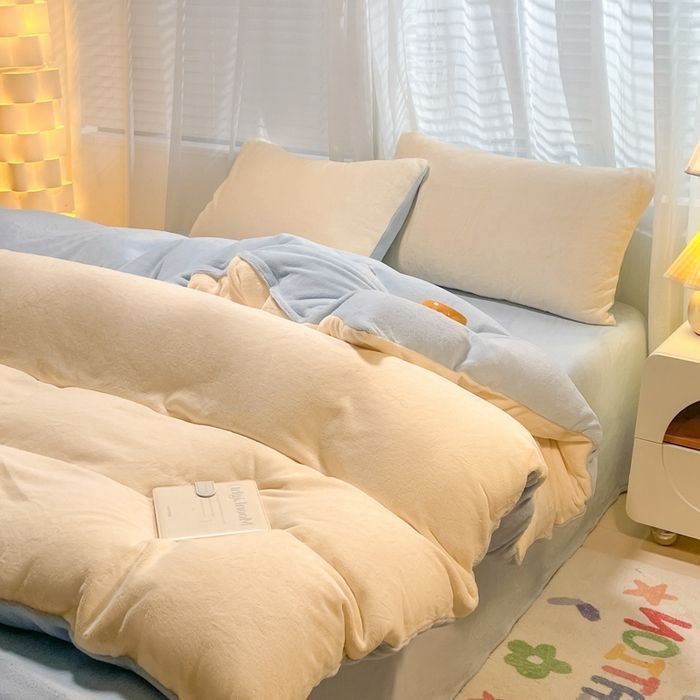 91家纺网 家纺一手货源 找家纺 仔仔熊 2025新款牛奶绒纯色双拼四件套 黄色+蓝色