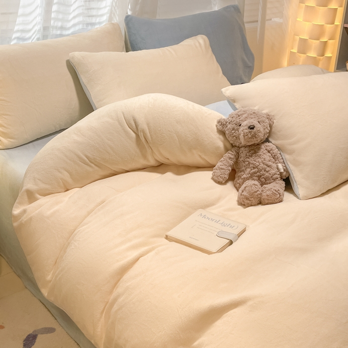 91家纺网 家纺一手货源 找家纺 仔仔熊 2025新款牛奶绒纯色双拼四件套 黄色+蓝色