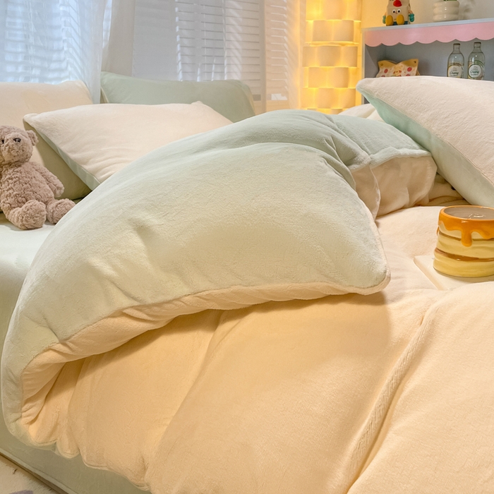 91家纺网 家纺一手货源 找家纺 仔仔熊 2025新款牛奶绒纯色双拼四件套 黄色+绿色